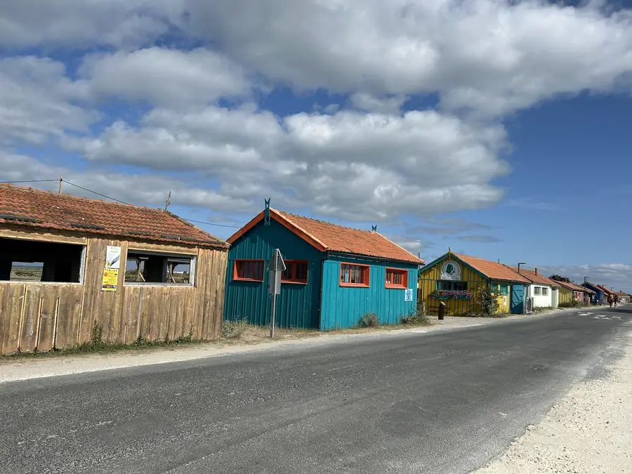 Cabanes ostréicoles colorées au bord de la route